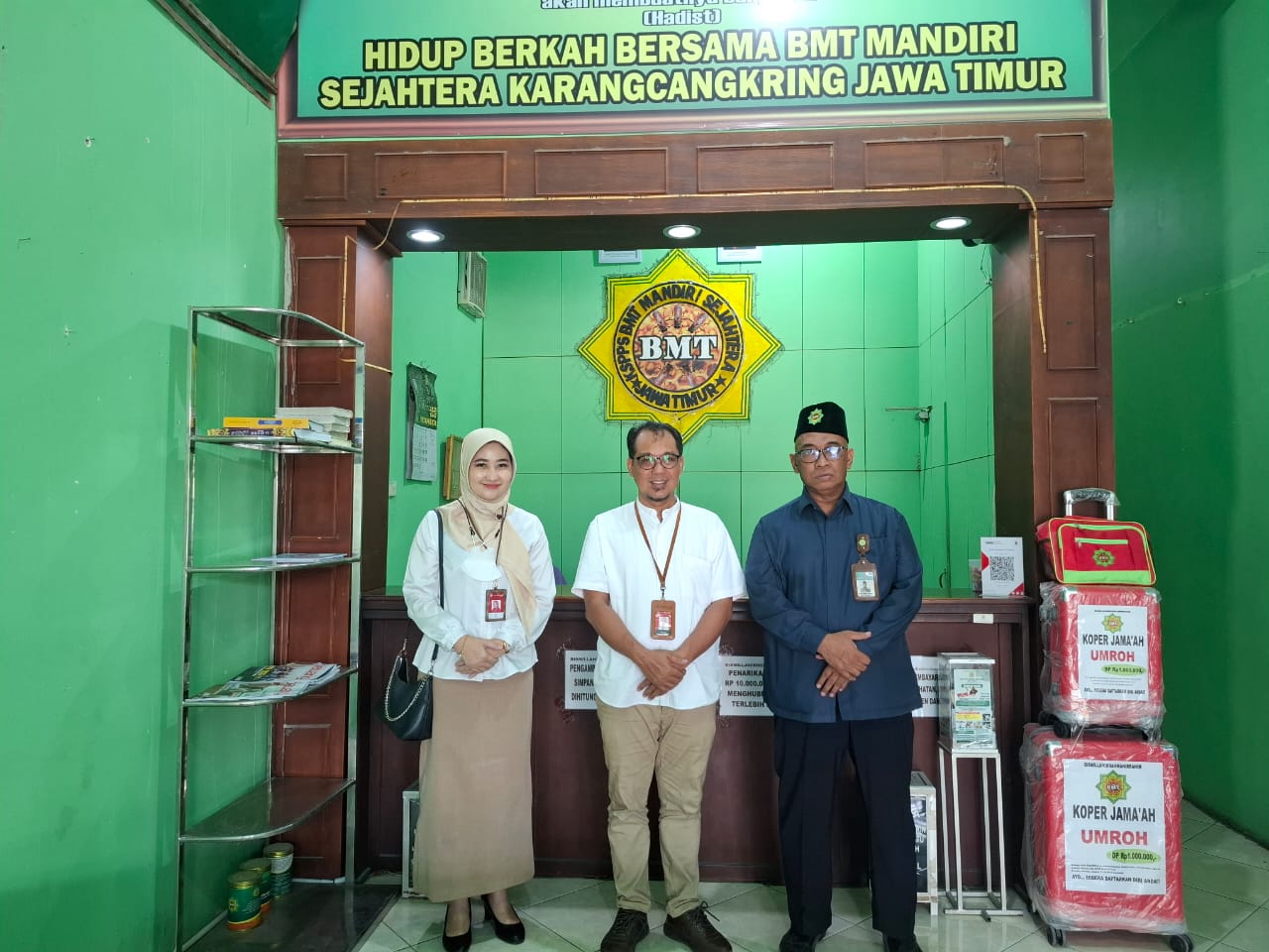General Manager KSPPS BMT Mandiri Sejahtera Jawa Timur ( Bp. H.M.Ayubi Chozin ) menerima tamu silaturrahmi dari Pimpinan Bank Jatim Syariah Kantor Cabang Gresik di Kantor Pusat KSPPS BMT Mandiri Sejahtera Jawa Timur