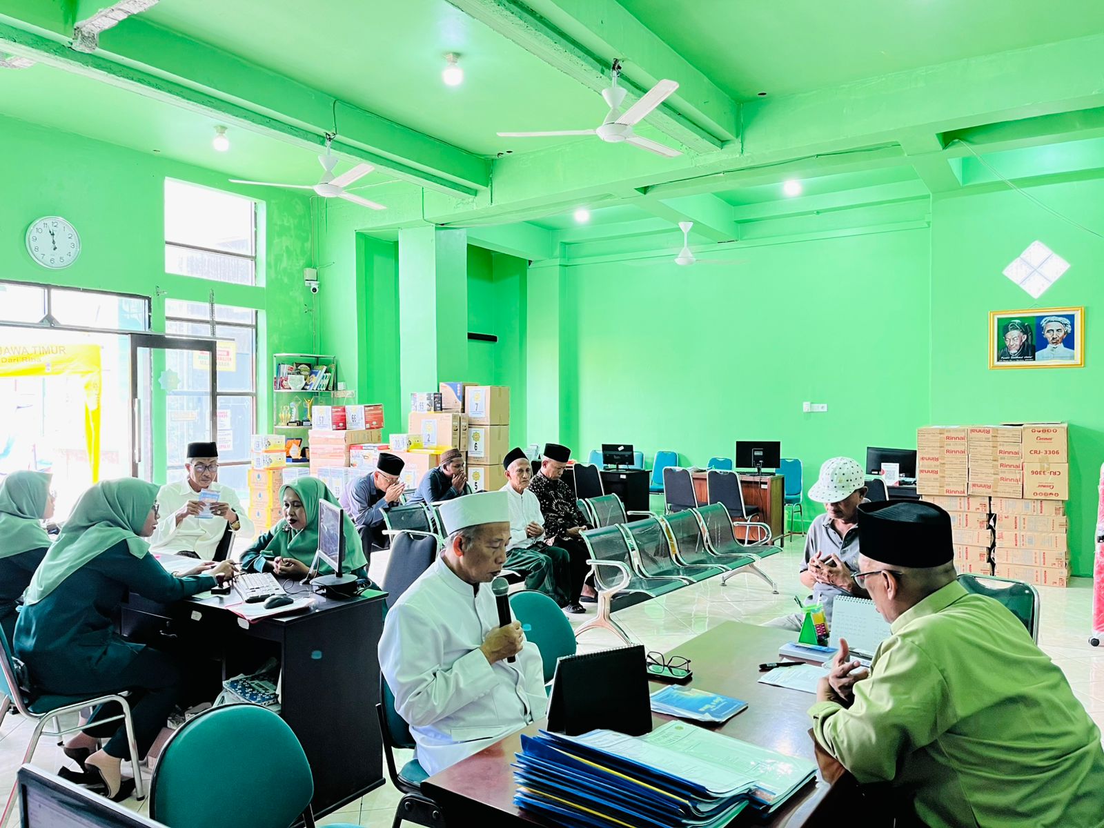 General Manager KSPPS BMT Mandiri Sejahtera Jawa Timur (Bp.H.M.Ayubi Chozin) menerima tamu Silaturrahmi dari Direktur Klinik An- Nahdlah MWC NU Dukun (Bp.H.Moh.Amin Syam, S.Pd.I., M.Pd) dan Rois Syuriah MWC NU Dukun (Bp.Dr. KH. Ahmad Thoyib, M.MA., M.M) s