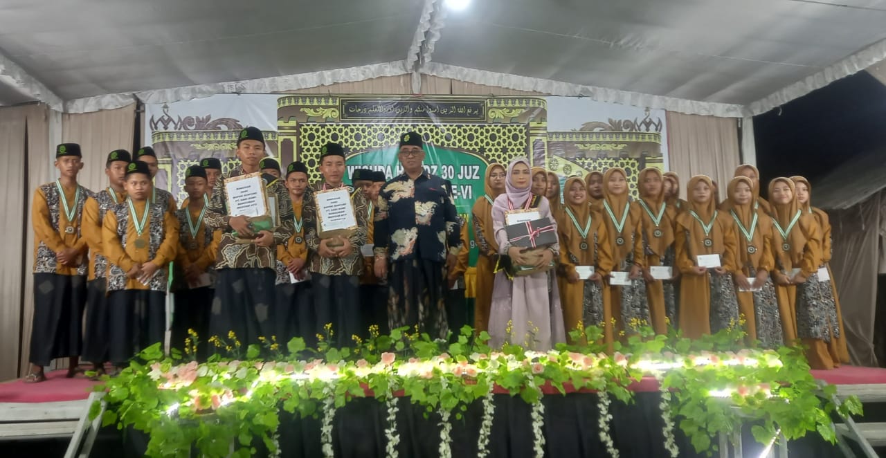  General Manager KSPPS BMT Mandiri Sejahtera Karangcangkring Jawa Timur (Bp.H.M.Ayubi Chozin) menghadiri acara Wisuda Tahfidz 30 Juz dan Bin Nadhor Ke VI Ponpes Daarul Qur'an An-Nur Rumah Tahfidz Banyubang Solokuro Lamongan