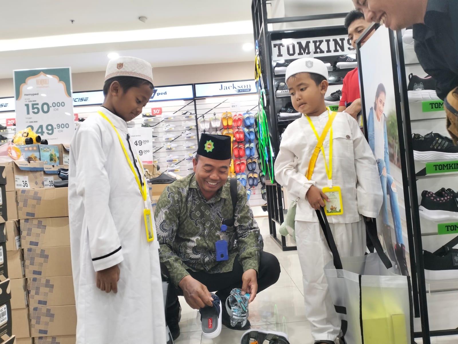 BMT Mandiri Dukung Program Berbagi Keranjang Kebaikan, Anak Yatim Diajak Belanja di Gressmall 