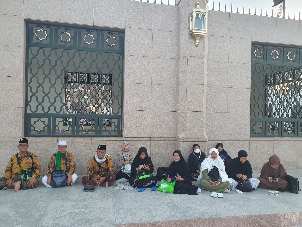 General Manager Karangcangkring Jawa Timur (H.M.Ayubi Chozin) dan Pengasuh Ponpes Matholi'ul Anwar Simo Karanggeneng Lamongan (Dr.KH.Muhid Sampur Sarja,M.Ag) bersama Jamaah Haji Plus KSPPS BMT Mandiri Sejahtera Jawa Timur Ziarah di Maqom Baqi Madinah