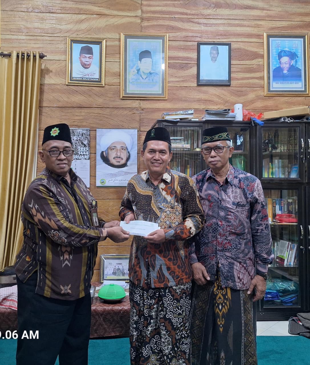 General Manager KSPPS BMT Mandiri Sejahtera Jawa Timur(Bp.H.M Ayubi Chozin) menerima tamu Silaturrahmi dari Ketua BWI Perwakilan Kabupaten Lamongan dan Ketua Kopsyah Bimantara (Bp.H.Sunhaji) serta DPS Kopsyah Bimantara (Bp.Drs.KH.Ali Musta'in,M.Ag) dalam 