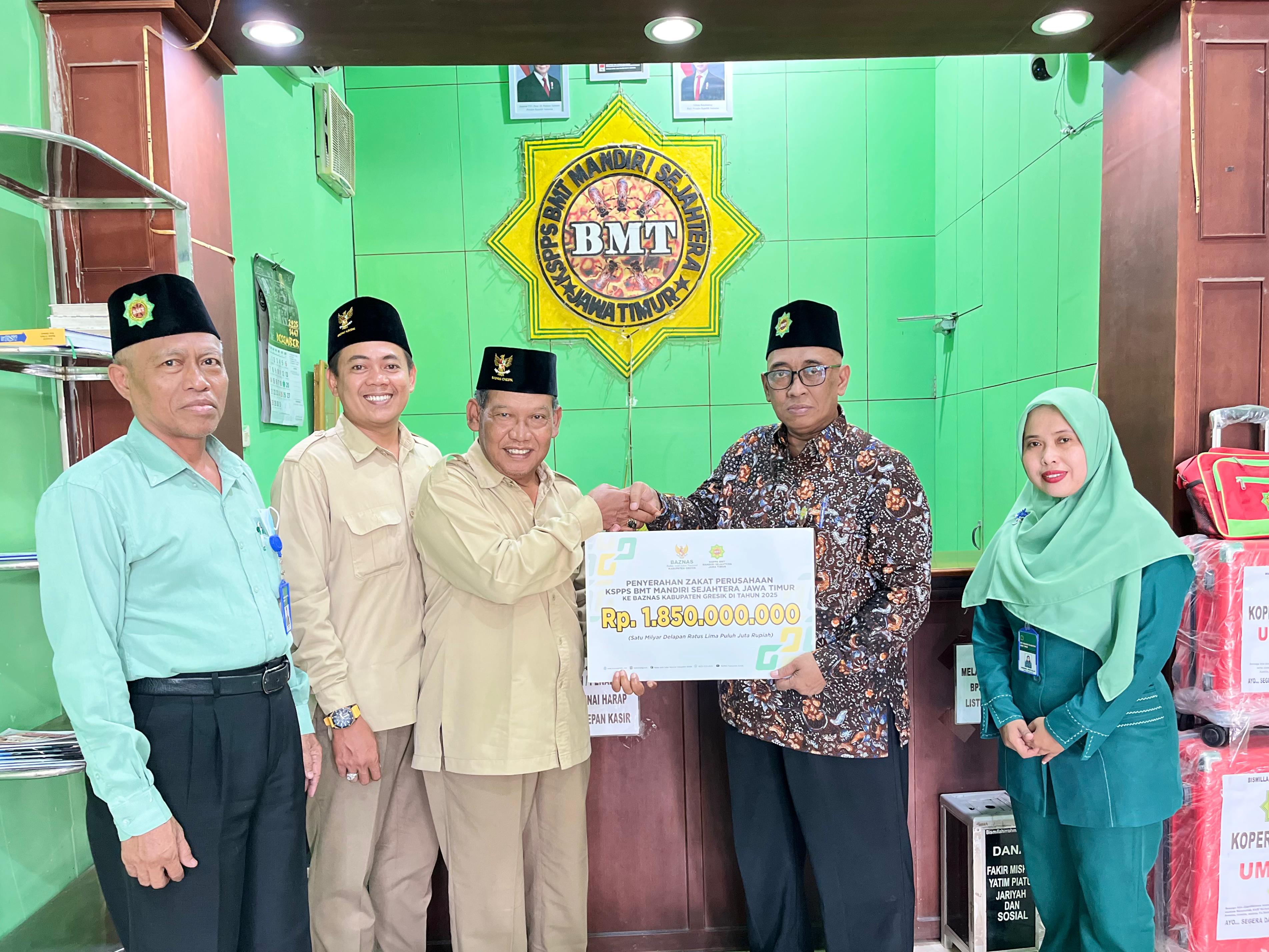 General Manager KSPPS BMT Mandiri Sejahtera Jawa Timur (Bp.H.M.Ayubi Chozin) menyerahkan Dana Zakat KSPPS BMT Mandiri Sejahtera Jawa Timur Tahun Buku 2025 sebesar Rp.1.850.000.000,- ( Satu milyar delapan ratus lima puluh juta rupiah) kepada BAZNAS KABUPAT